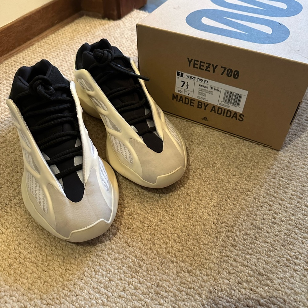 YEEZY ADIDAS BOOST 700 v3 AZAEL WITH ORIGINAL BOX M 7.5 WOMENS 9